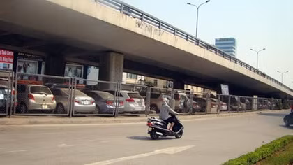 Hà Nội không đồng ý lập bãi xe tạm dưới gầm cầu vượt, đường trên cao