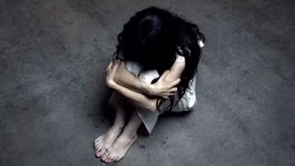 Tình lụy sau song sắt