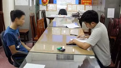 Tự đâm vào bụng, bôi tiết lợn giả bị cướp gần nửa tỷ đồng