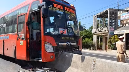 Xe khách tông chết cụ già, hất văng dải phân cách