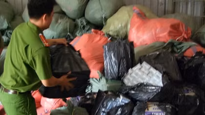 Bỏ xuồng máy chở 5.400 gói thuốc lá lậu, nhảy sông tẩu thoát