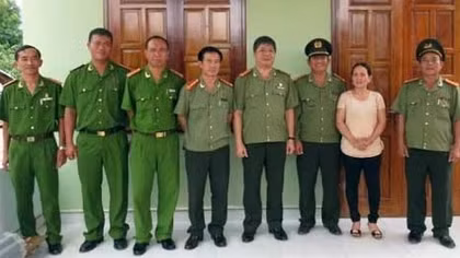 Công an Kon Tum trao nhà tình nghĩa cho cán bộ khó khăn