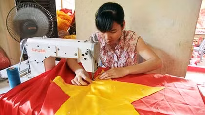 Gia đình 4 đời may cờ Tổ quốc