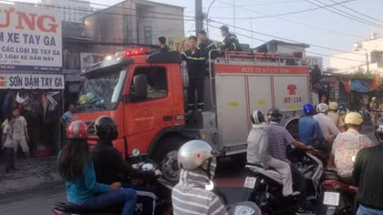 Cháy tiệm sửa xe ‘đe dọa’ chợ Thủ Đức