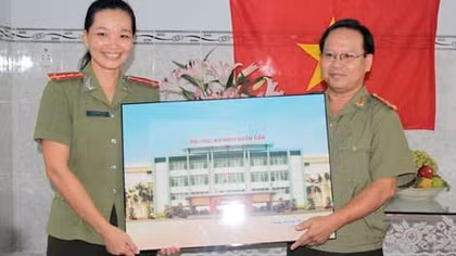 Trường Đại học ANND tặng nhà nhân ái cho nữ Công an