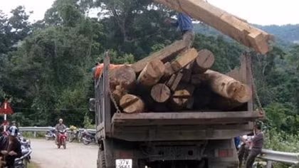 Chở hàng lậu còn chống đối lực lượng chức năng