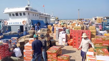 Hàng Tết ra đảo Phú Quý tăng mạnh