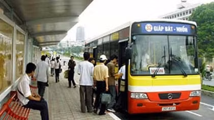 Lái xe và phụ xe buýt có thờ ơ, để mặc cô gái bị lôi kéo, chiếm đoạt tài sản?