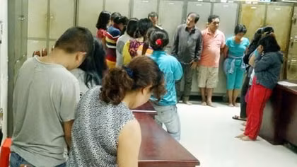 Đột kích sòng bạc, hàng chục ‘quý bà’ đang say máu đỏ đen