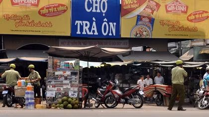 Thu giữ nhiều thuốc lá lậu tại các điểm bán lẻ lề đường