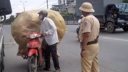 CSGT Hà Nội: Xử lý vi phạm giao thông ngay từ sáng sớm