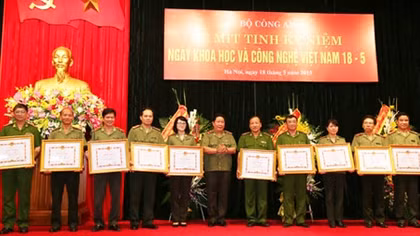 Mít tinh kỷ niệm Ngày Khoa học và công nghệ Việt Nam