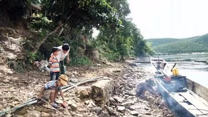 Người dân nơm nớp lo sạt lở bên bờ sông Son