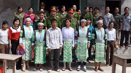 Bàn giao nhà ‘Mái ấm tình thương’