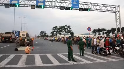 Băng ngang đường, hai chị em bị xe container cán tử vong