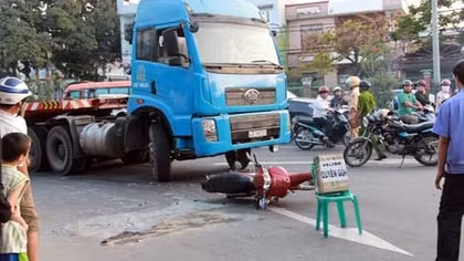 Phóng nhanh, tài xế xe đầu kéo đâm chết thiếu nữ