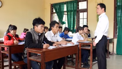 Cảm phục những học sinh vượt núi đến trường