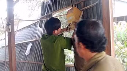 Công an giúp dân khắc phục sự cố sạt lở đất