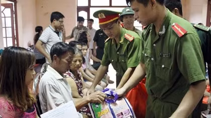 Công an huyện Cát Hải thăm, tặng quà gia đình vùng lũ