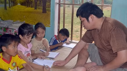 Gieo con chữ trên đôi chân tật nguyền