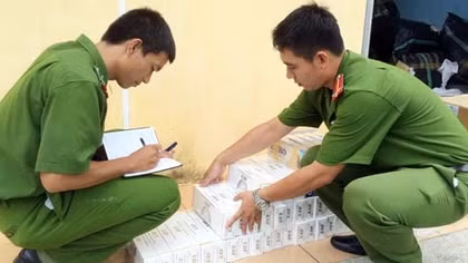 Dùng xe chở xăng dầu của công ty đi ‘buôn’ thuốc lá lậu