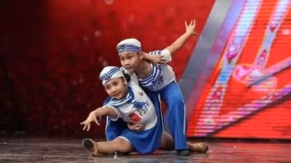 Cặp song sinh 'thần đồng' khiêu vũ thể thao