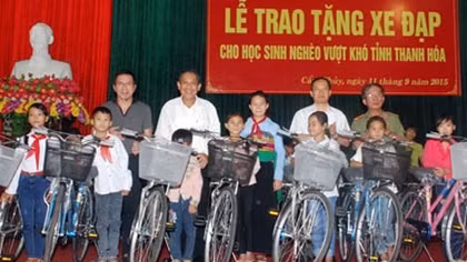Khích lệ các cháu học tập để phát triển quê hương