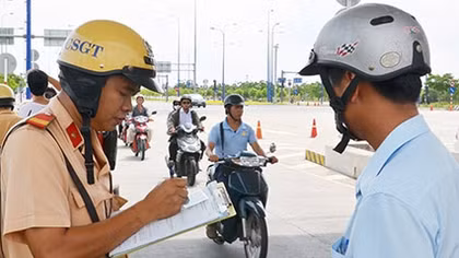Ai được dừng xe, xử phạt giao thông?