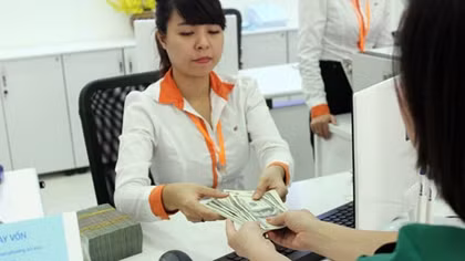 Tỷ giá tăng, ngân hàng và chuyên gia nói gì?