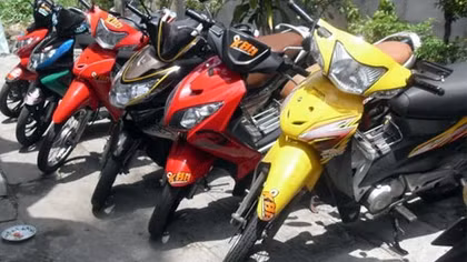 Giả vờ rơi điện thoại, chiếm đoạt xe máy của bạn