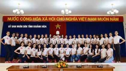 45 người đẹp Hoa hậu Hoàn Vũ Việt Nam thăm UBND tỉnh Khánh Hòa