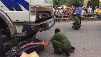 Về quê ăn Tết Đoan Ngọ, 4 người trong gia đình bị xe dăm cán chết