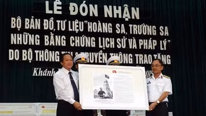 Tặng bản đồ chủ quyền Hoàng Sa, Trường Sa cho Học viện Hải quân