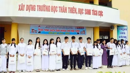 Công ty Trần Liên Hưng tặng sách giáo khoa cho học sinh