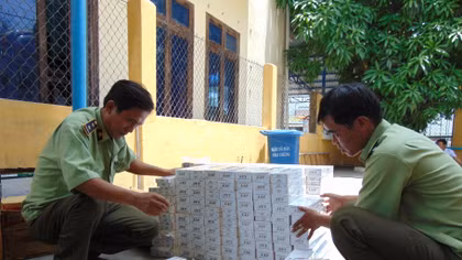 Phát hiện xe khách vận chuyển số lượng hàng lậu cực "khủng"