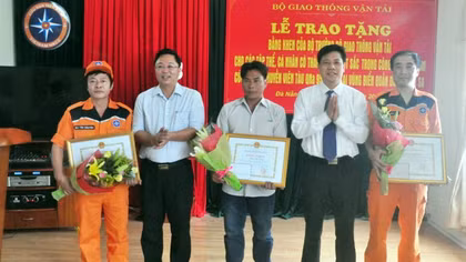 Tặng Bằng khen cho tập thể, cá nhân trong việc cứu nạn 34 ngư dân