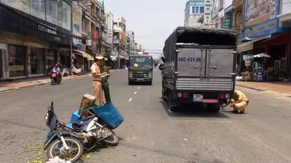 Va chạm với xe tải, một người bị thương nặng