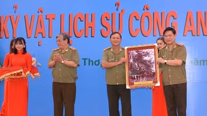Tiếp nhận và triễn lãm “Kỷ vật lịch sử CAND” Tây Nam bộ