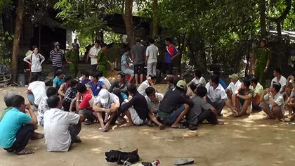 Triệt phá 2 trường gà, tạm giữ 69 đối tượng