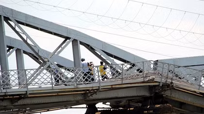 Hiện trường cầu Ghềnh bị sà lan đâm gãy 2 nhịp