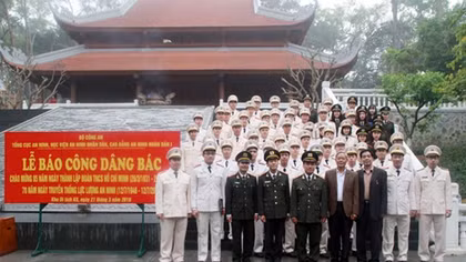 Đoàn thanh niên lực lượng An ninh báo công dâng Bác 