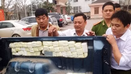 ‘Găm’ đầy điện thoại iPhone quanh thân xe Mazda