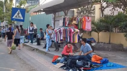 Lấy điểm đỗ xe buýt ‘làm nơi kiếm cơm’