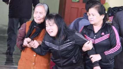 Đưa nạn nhân vụ sập giàn giáo về quê: 'Cha mẹ khóc ngất gọi tên con'