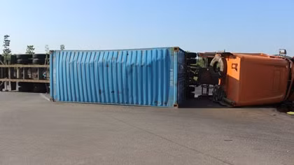 Xe container lật ngang đường, hàng chục người may mắn thoát nạn