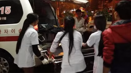 Một bệnh nhân trong vụ sập giàn giáo được chuyển đến Bệnh viện Bạch Mai, Hà Nội
