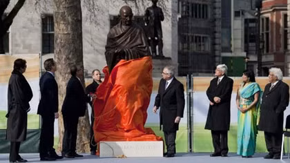 Khánh thành tượng Mahatma Gandhi giữa trung tâm London