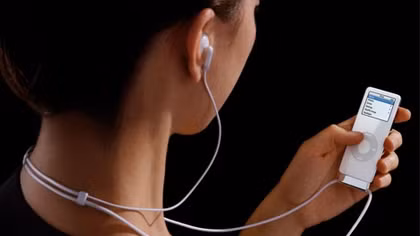 Nguy cơ bị điếc khi nghe nhạc bằng headphone âm lượng lớn