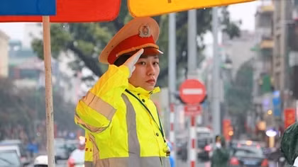 Ngâm mình trong mưa rét, điều tiết giao thông