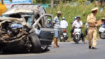 Xe tải lấn trái đâm biến dạng ô tô đi ngược chiều